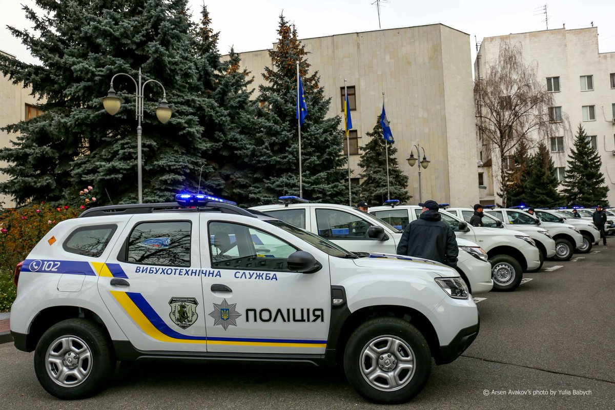 Машины украины. Рено Дастер полиция Украины. Mitsubishi l200 полиция Украины. Украинские полицейские машины. Украинская полиция машины.