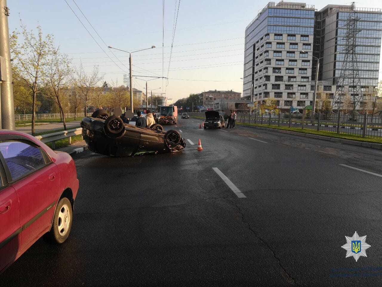 На проспекте Науки в Харькове перевернулся автомобиль – Главное в Украине