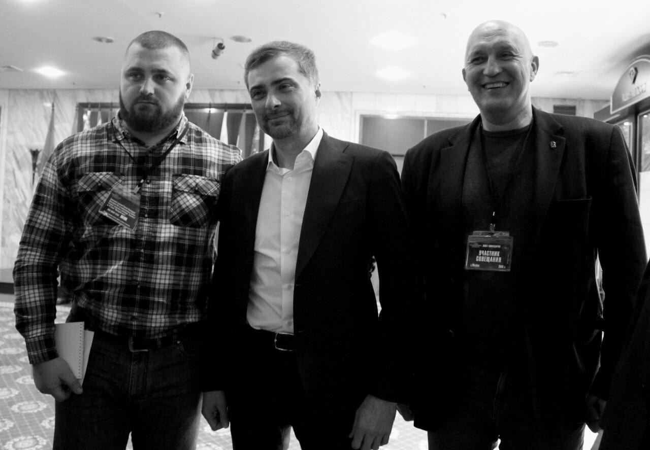 Виктор Аносов на фото справа