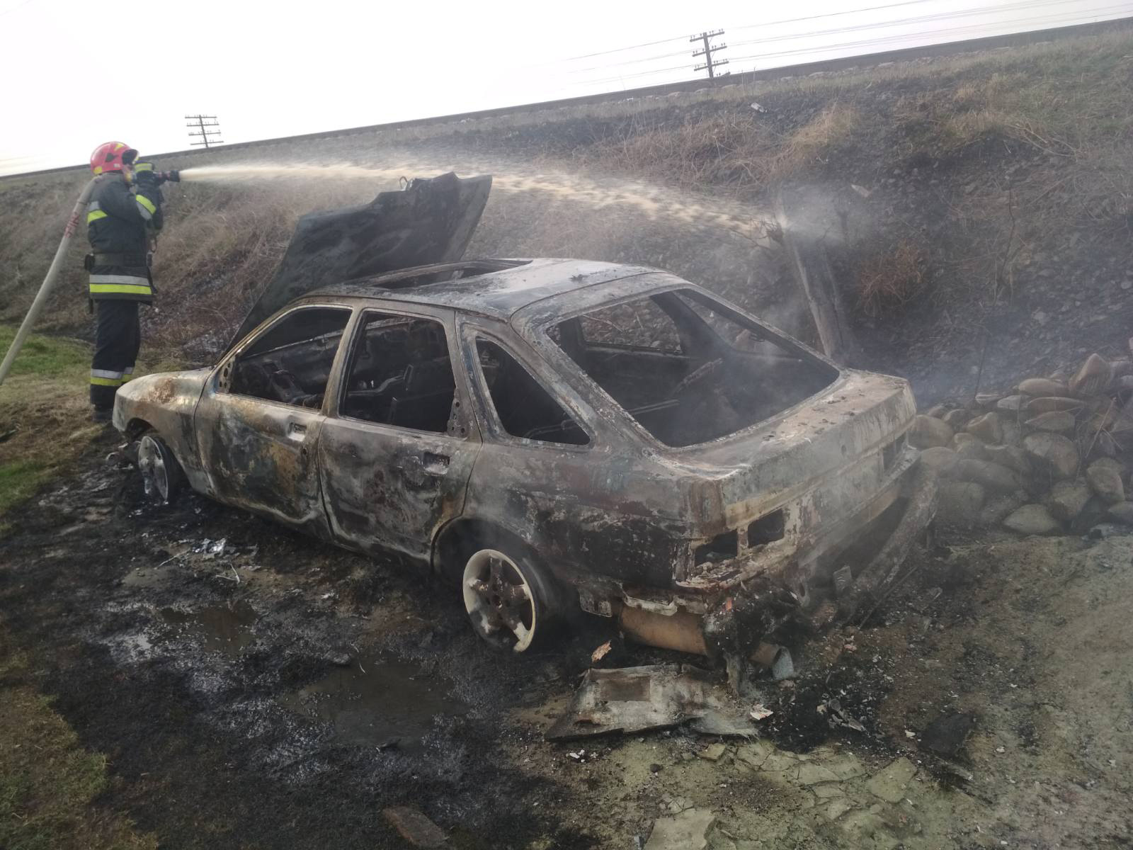 Под Львовом вместе с травой сгорел Ford Sierra – Главное в Украине