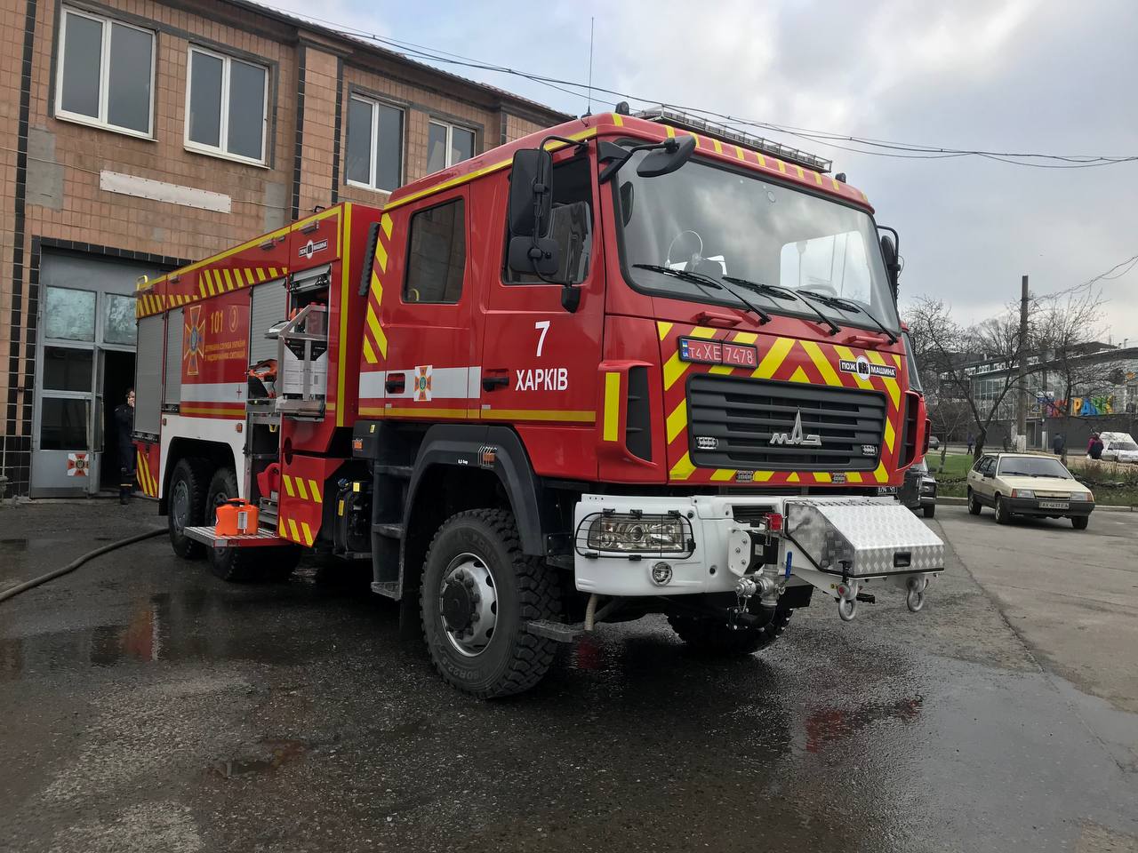 Харьковские спасатели получили новый пожарный автомобиль – Главное в Украине