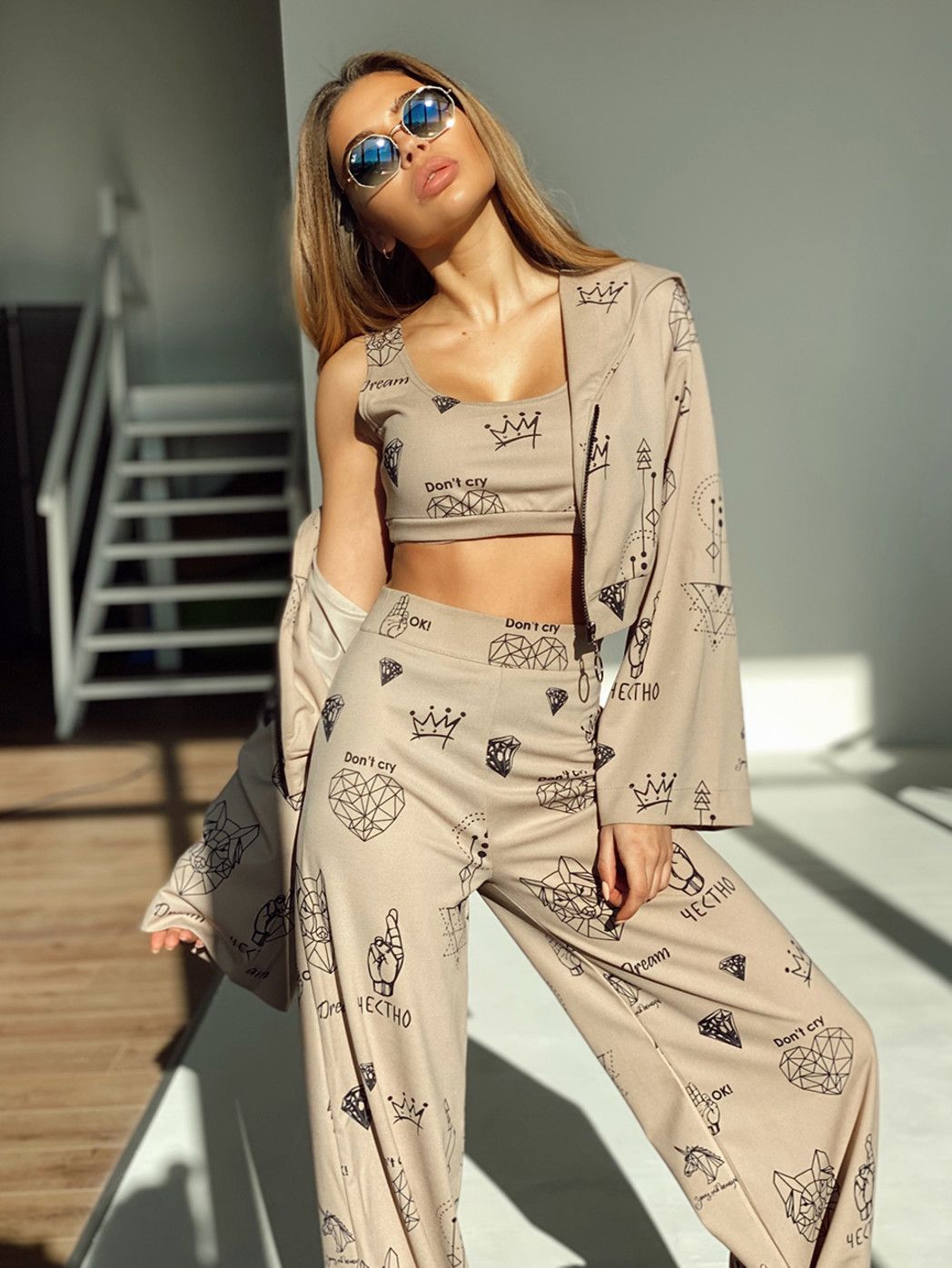 Женский бежевый костюм