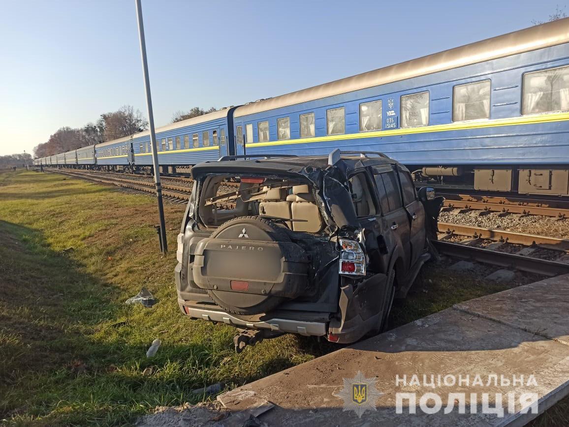 Под Харьковом поезд врезался в Mitsubishi Pajero – Главное в Украине