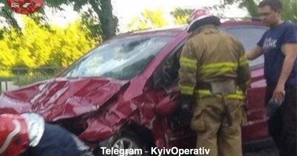 В Киеве на Русановской набережной перевернулся внедорожник (фото)