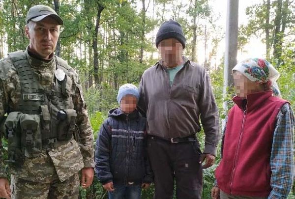 На Житомирщине пограничники нашли заблудившегося в лесу ребенка (фото)