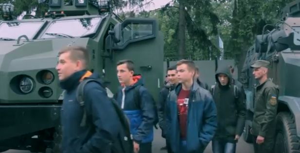 Школьники Харьковщины пришли в гости к своим защитникам - гвардейцам (видео)