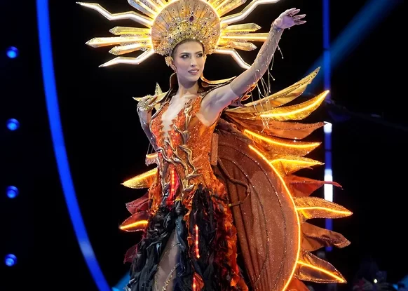 Украинка Ангелина Усанова презентовала национальный костюм на сцене 