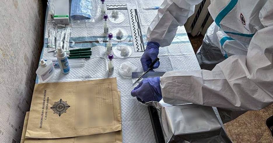 Криміналісти досліджують фрагменти тіл, які вилучили на місцях ракетного удару росії в Покровську та селі Рівне / Фото НПУ