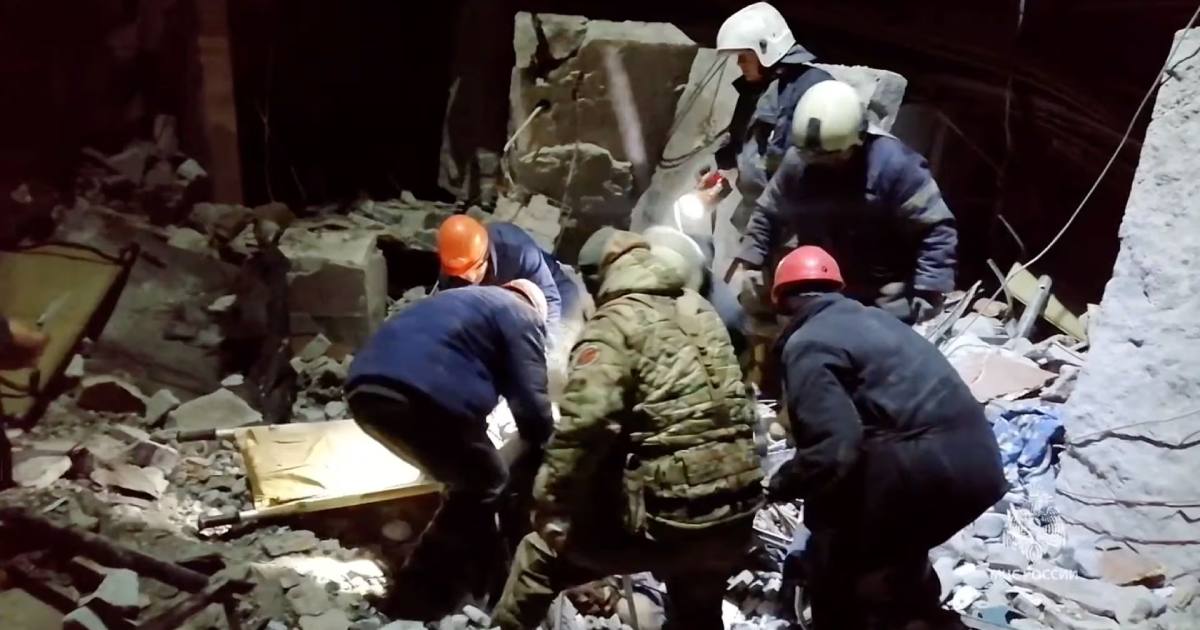 Рятувальники дістають тіла з-під уламків зруйнованого ресторану "Адріатика" в Лисичанську / Фото Reuters