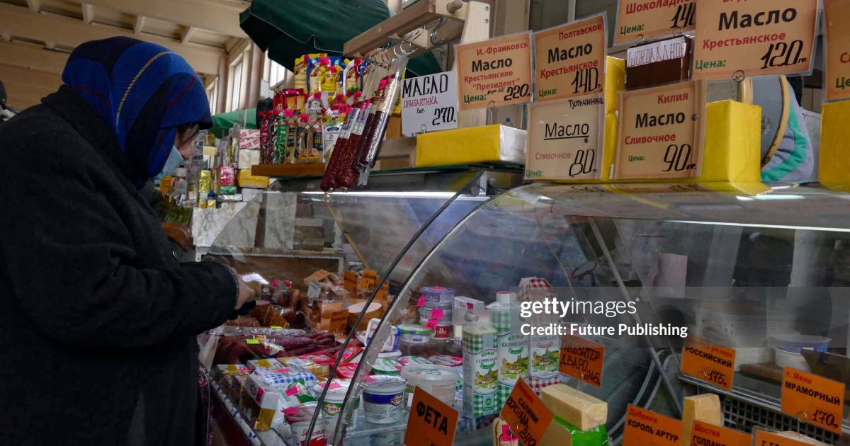 Літня жінка розплачується за молочні продукти на ринку “Привоз” в Одесі / Фото Getty Images