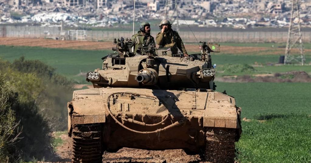 Танк ізраїльської армії їде на позицію вздовж кордону між півднем Ізраїлю та сектором Газа / Фото AFP