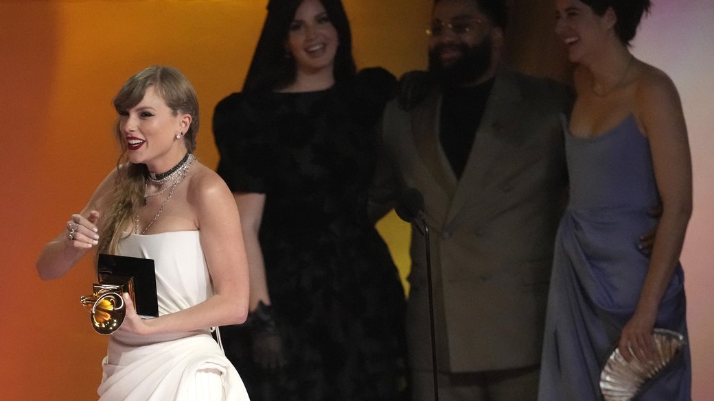 Тейлор Свіфт отримує Ґреммі за альбом року Midnights / Фото: AP