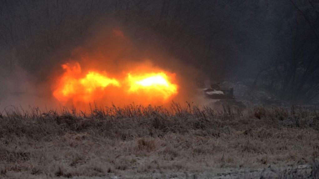 Украинский танк стреляет во время военных учений / Фото: Getty Images