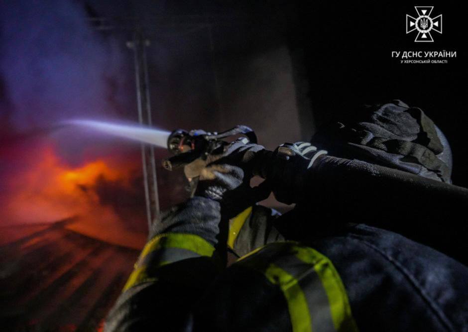 Спасатели тушат пожар, который возник после российских обстрелов / Фото ГСЧС