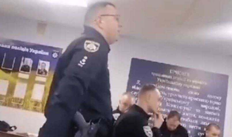 Собрание полицейских в Днепропетровской области / Скриншот из видео