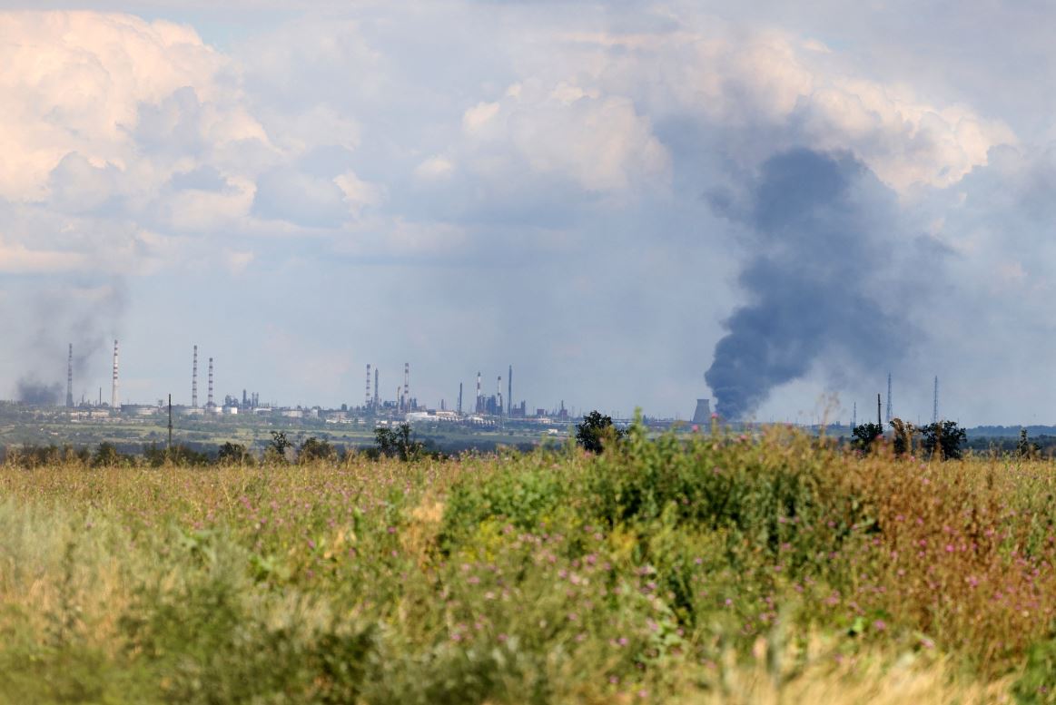 Дим над нафтопереробним заводом поблизу окупованої Росією Луганської області / Фото Getty Images