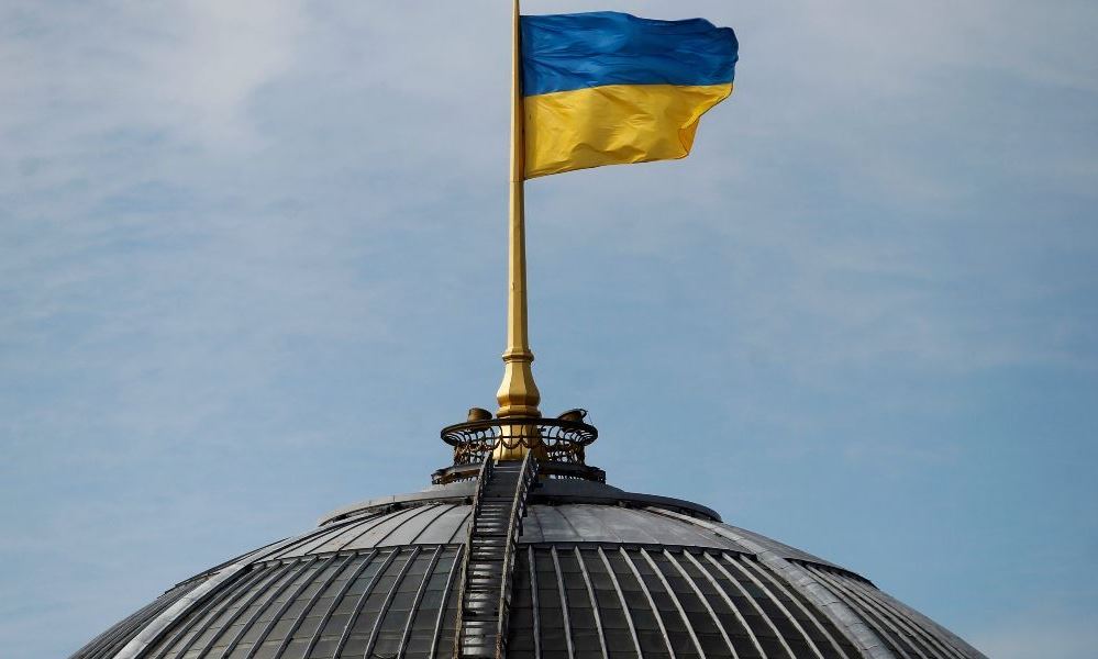Прапор України на будівлі Верховної Ради / Фото Вечірній Київ