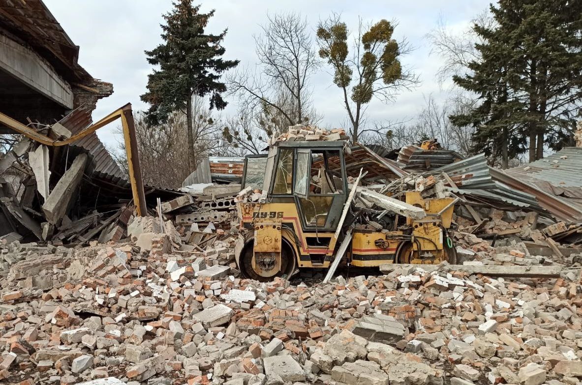 РФ вдарила по підприємству у Новомосковську, потрощена майже вся техніка / Фото: ОВА