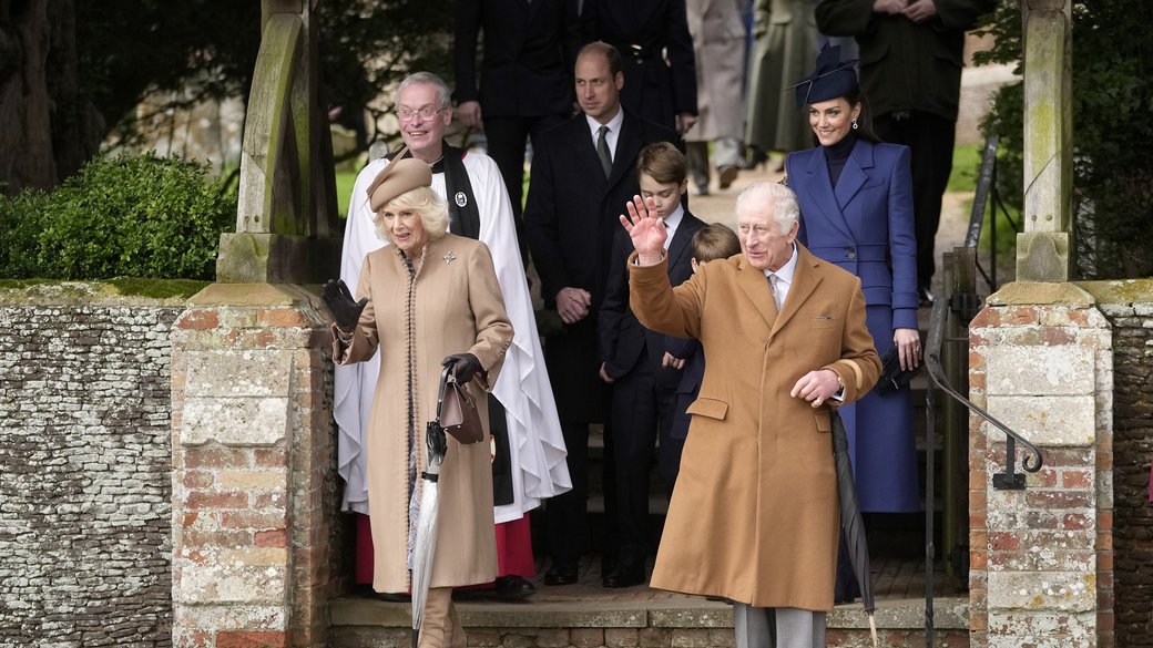 Король Великої Британії Чарльз III і королева Камілла виходять після відвідин різдвяної служби / Фото AP