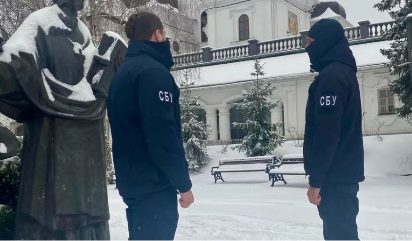 Співробітники СБУ на території Києво-Печерської лаври / Фото: hromadske