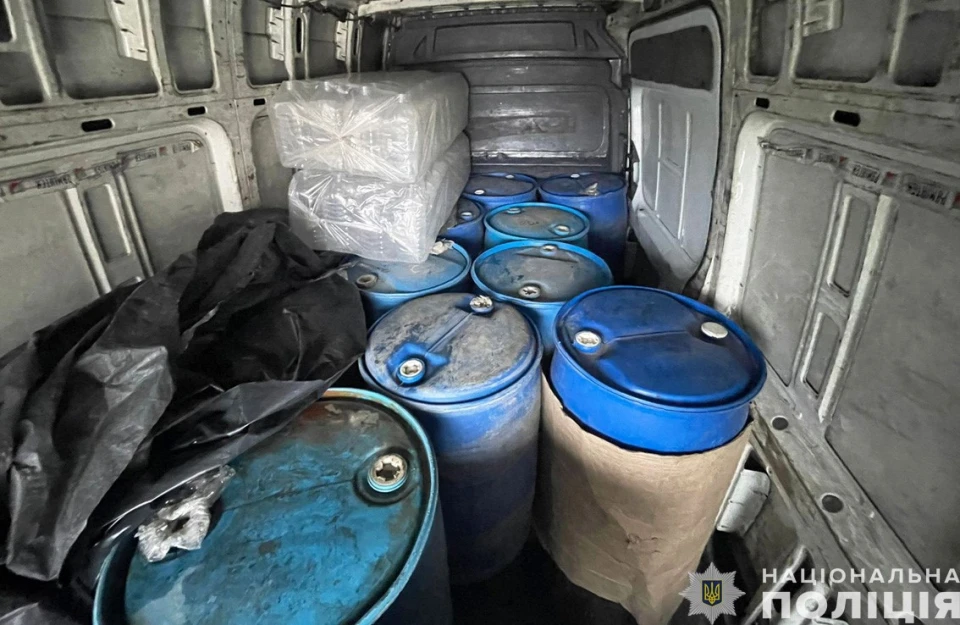 Бочки зі спиртом / Чернігівська поліція