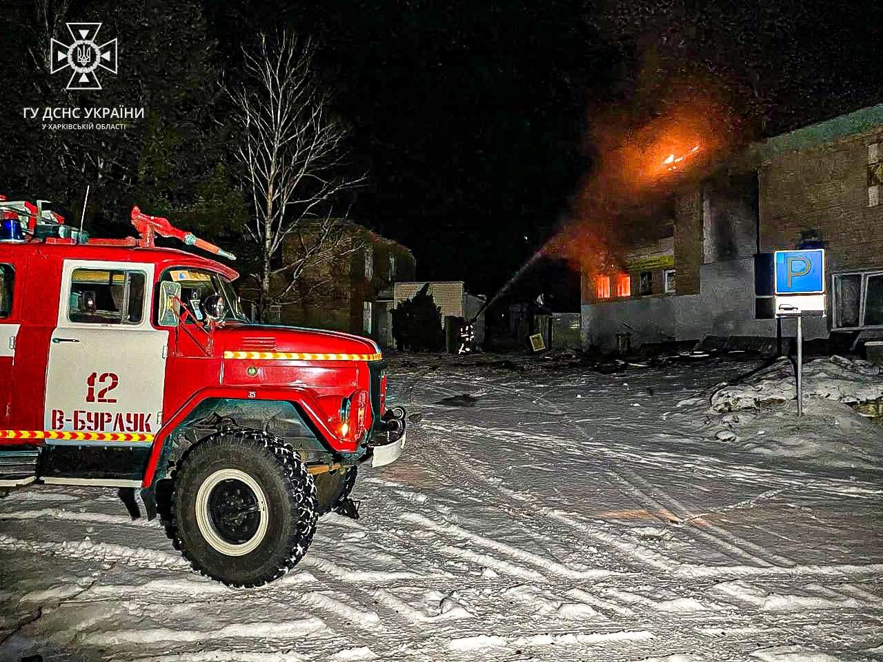 Последствия вражеских ударов в поселке Великий Бурлук / Фото ГУ ГСЧС в Харьковской области