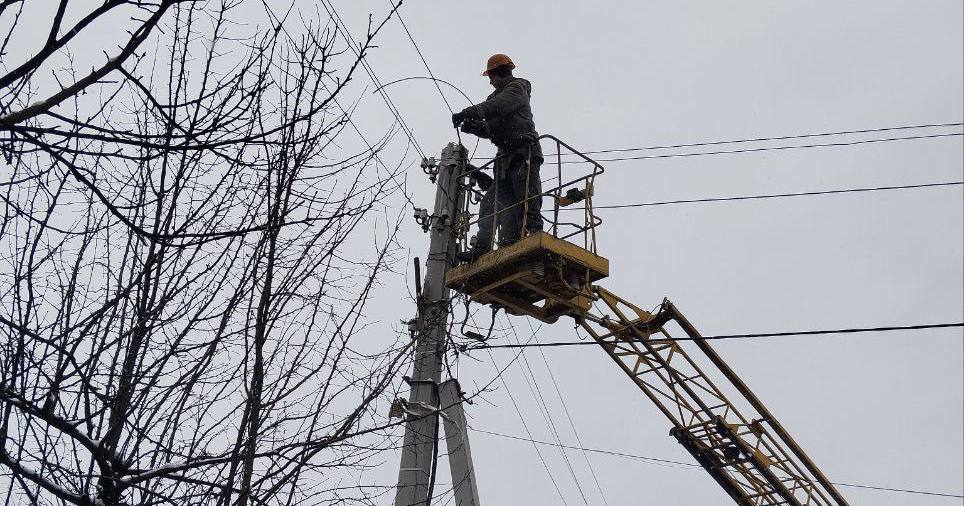 Фахівці “Харківобленерго” відновлюють електропостачання на Немишлі / Фото @kharkivenergy