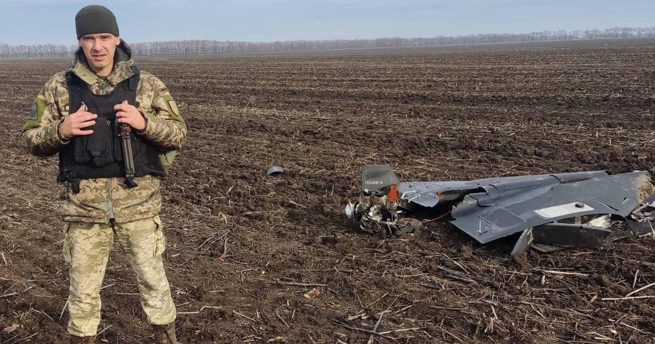 Воїн радіотехнічної бригади Повітряних Сил імені Богдана Хмельницького і знищений ним з ДШК ворожий безпілотник “Shahed-136” / Фото з Facebook Командування Повітряних Сил ЗСУ