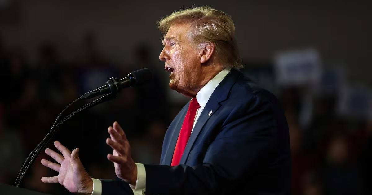 Бывший президент США Дональд Трамп выступает на предвыборном митинге в Университете Южной Каролины / Фото Reuters