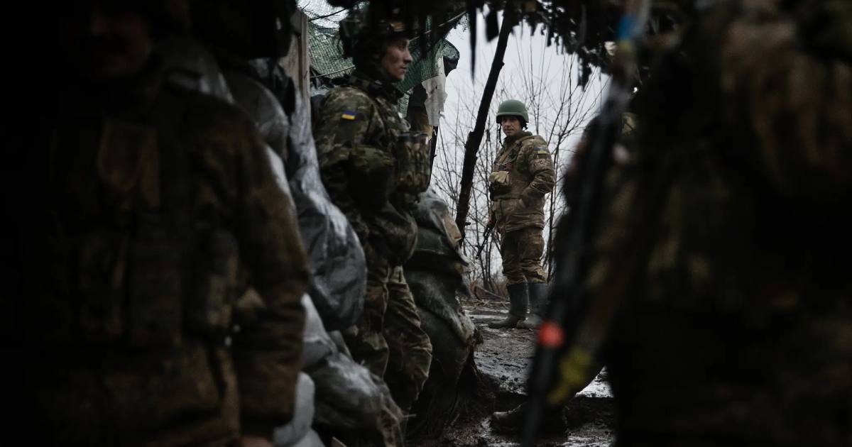 Украинские солдаты в окопе на передовой в Донецкой области / Фото The New York Times