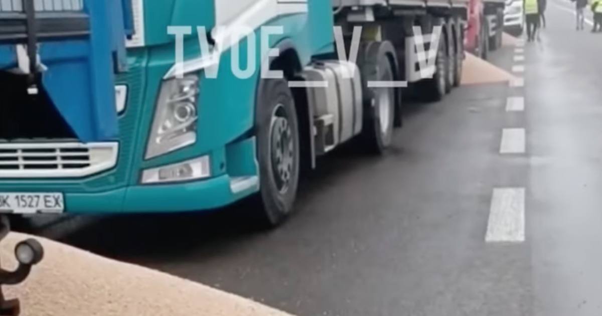 Польські протестувальники висипають українське зерно з фур,що стоять на пункті пропуску "Ягодин-Дорогуськ" / Скріншот з відео