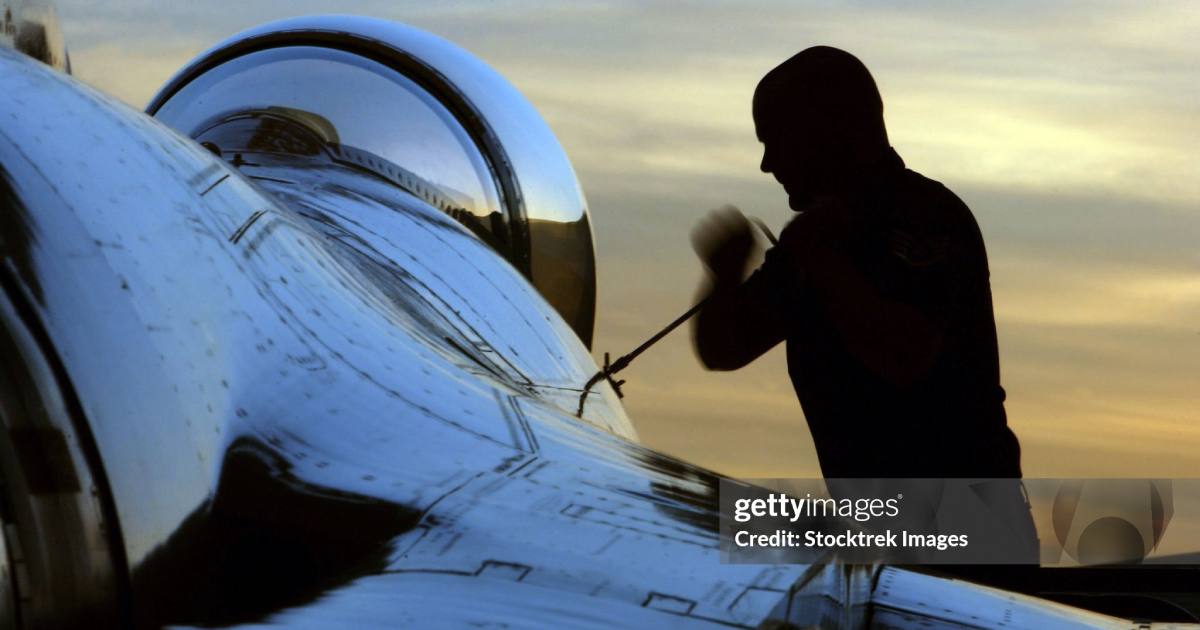 Військовослужбовець закриває ліхтар літака F-16 Fighting Falcon після періодичної перевірки на базі ВПС Нелліс, штат Невада / Фото Getty Images