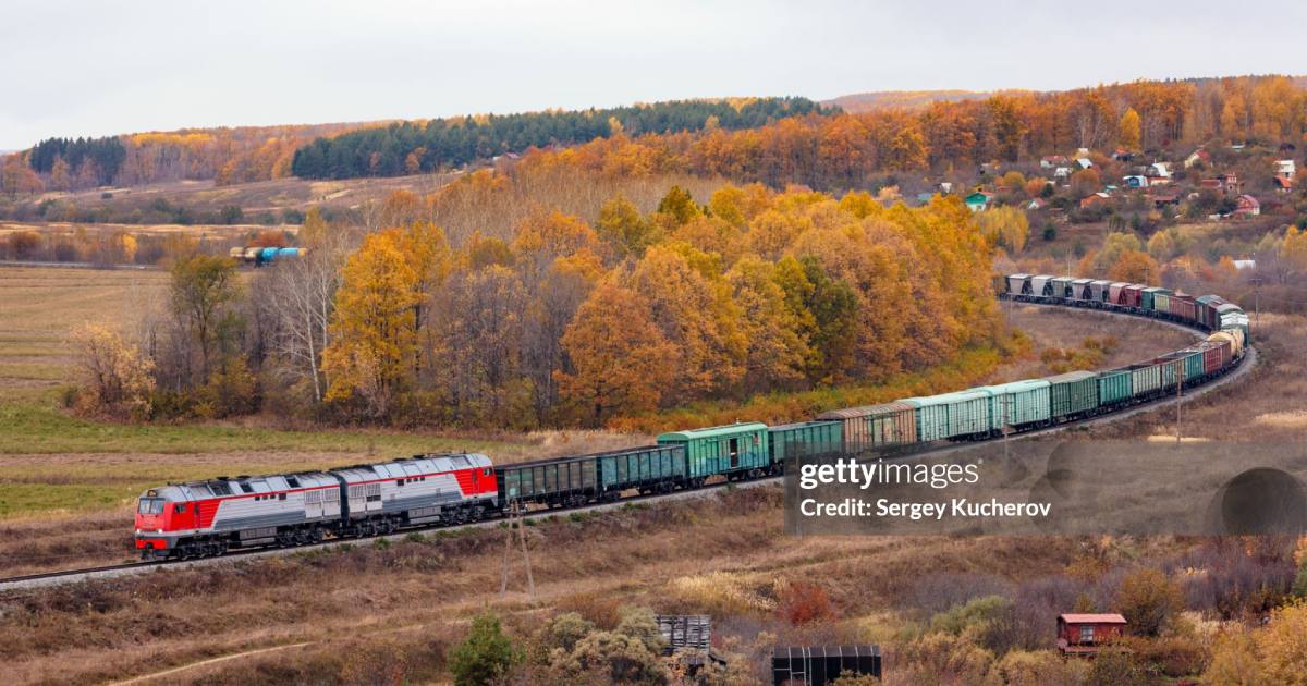 Мощный тепловоз с тяжелым грузовым поездом / Фото Gatty Images