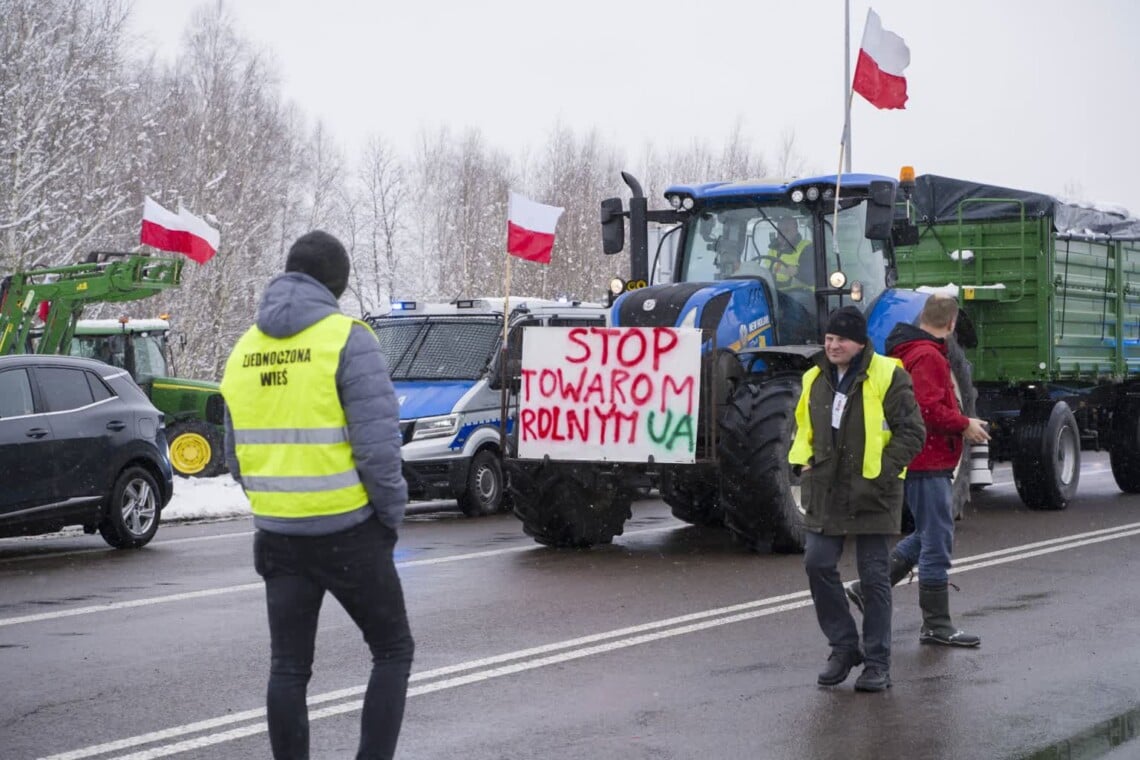 Польские фермеры блокируют движение грузовиков на пунктах пропуска  «Долгобычев-Угринов», «Зосин-Устилуг» – Главное в Украине