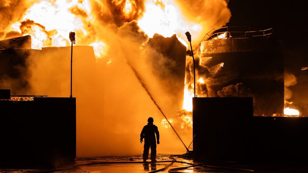 Рятувальник дивиться на палаючу нафтобазу, Харків, 10 лютого 2024 року / Фото: Суспільне Харків