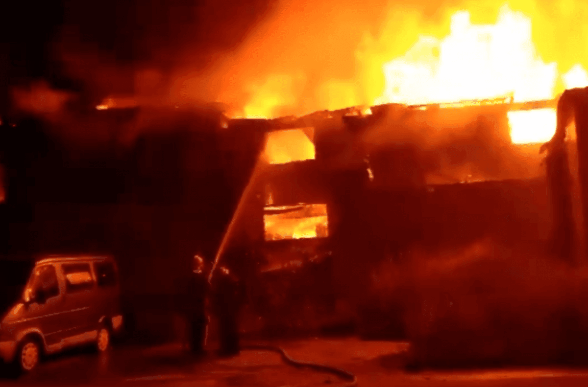 На авиастроительном заводе МиГ в Москве горит масштабный пожар / Российские СМИ