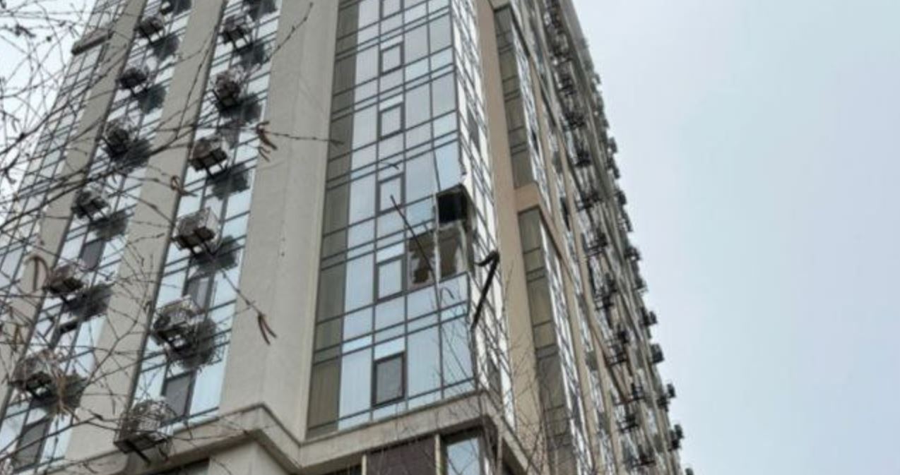 Обломки сбитой ракеты повредили дом в Одессе / Фото Сил обороны Юга