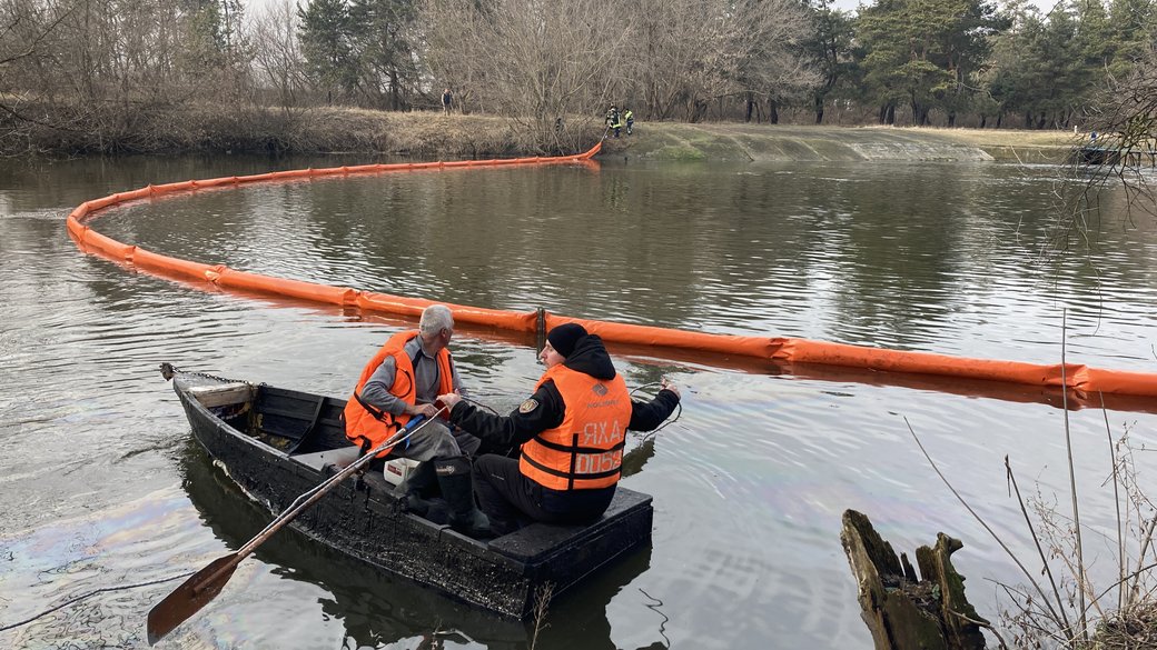 Працівники Харківського рибоохоронного патруля оглядають річку / Фото: Суспільне Харків