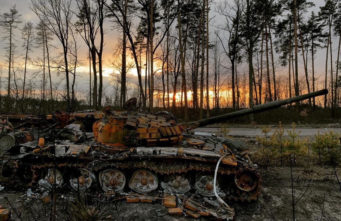 Уничтоженный российский танк в Дмитровке под Киевом / Фото: Владислав Мусиенко 