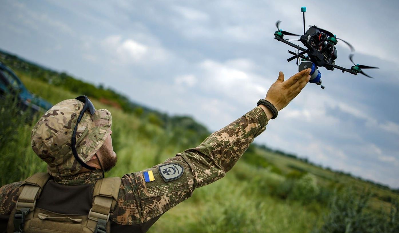 Український воїн запускає FPV-дрон / Фото: Генштаб ЗСУ