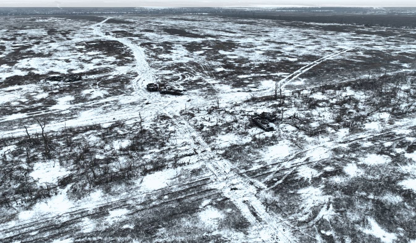 Засніжене поле зі слідами артилерії та знищеної російської техніки на околиці Авдіївки / Фото: Getty Images