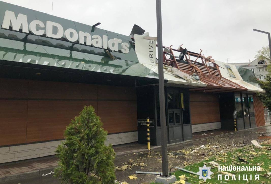 McDonald's у центрі Харкова потрапив під обстріл 18 квітня 2022 / Фото: Нацполіція