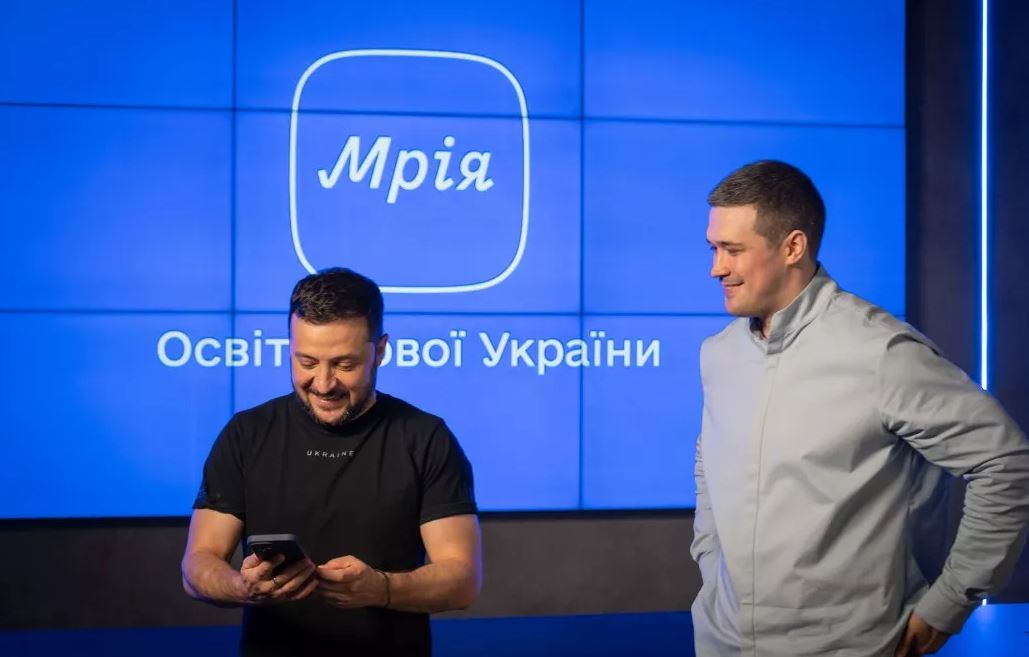 Президент Володимир Зеленський та очільник Мінцифри Михайло Федоров під час презентації освітьного застосунку "Мрія" / Фото: ОП