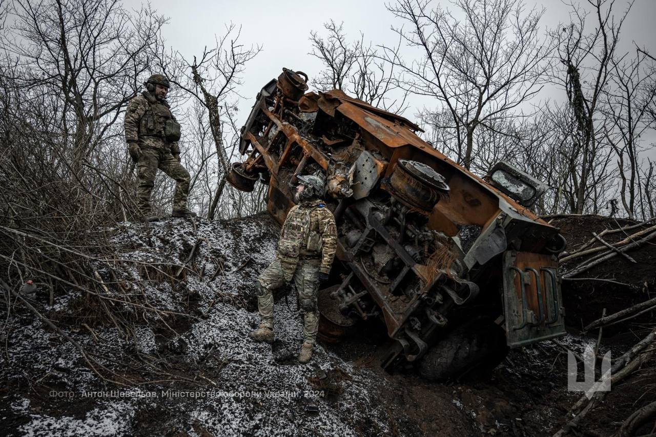 Украинские воины и уничтоженный российский бронеавтомобиль Тигр-М / Фото: Минобороны