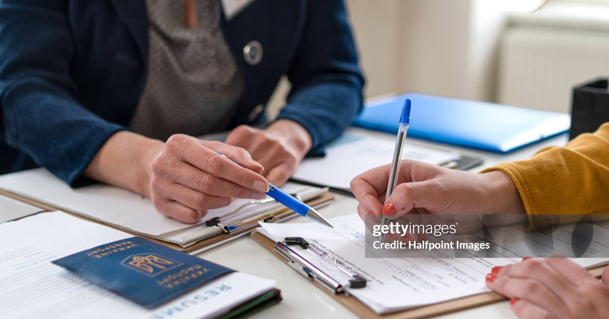 Співробітниця ЦНАП допомагає заповнити документи ВПО / Фото Getty Images