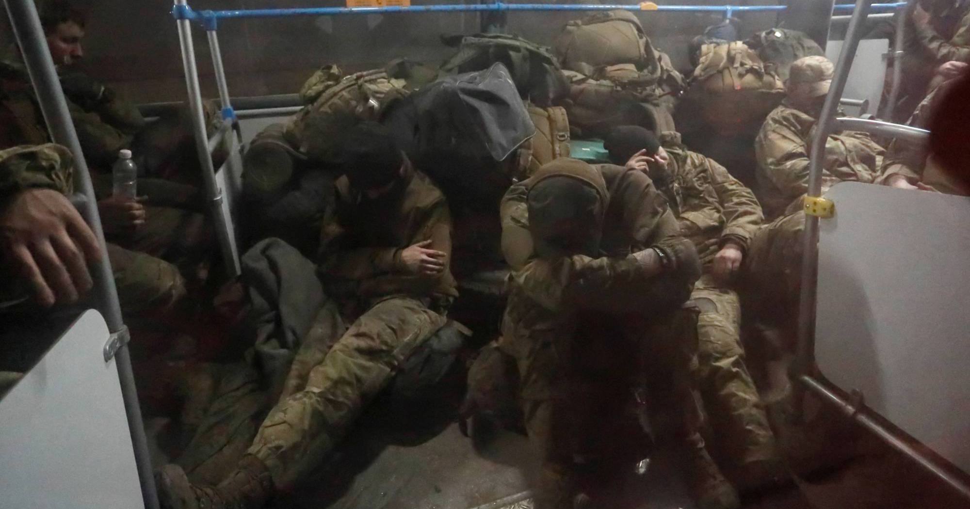 Ілюстративне фото. Військовослужбовці ЗСУ, взяті в полон у Маріуполі, сидять в автобусі після прибуття під конвоєм російських військових у селище Оленівка Донецької області України 20 травня 2022 року / Фото Reuters