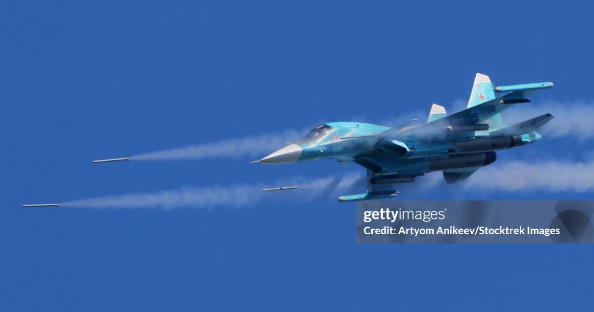 Винищувач Су-34 ВПС Росії стріляє ракетами під час навчань Авіадартс 2018 / Стокове фото Getty Images