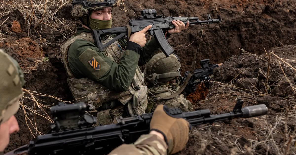 Военнослужащие 3-й штурмовой бригады во время учений по разминированию окопов / Фото Getty Images