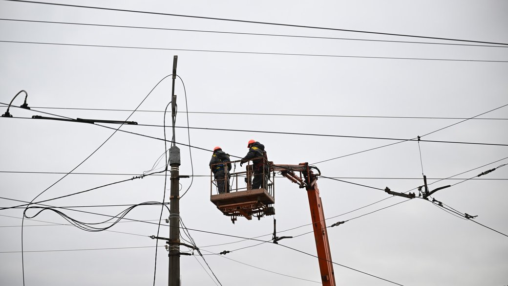 Ремонтные работы на ЛЭП в Днепровском районе Киева / Фото: УНИАН