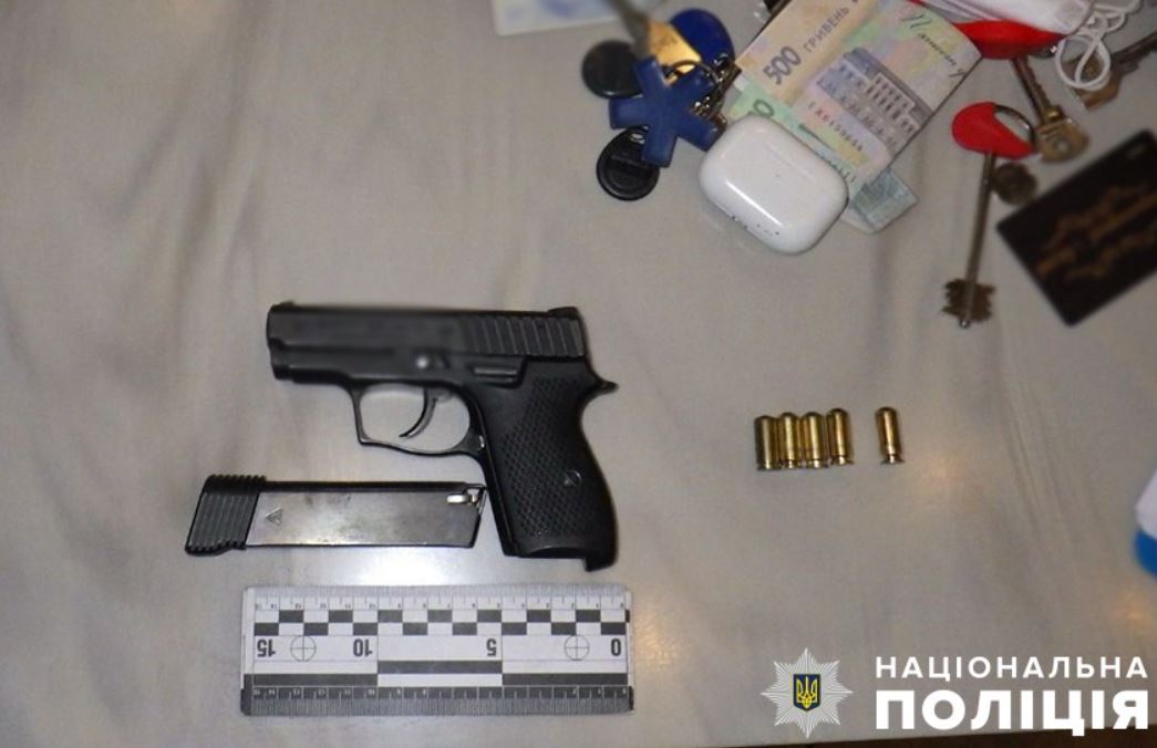 Вилучена на місці злочину зброя / Фото: Поліція Києва